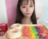 我要看小姐姐吃软糖,小姐姐品尝软糖的可爱瞬间